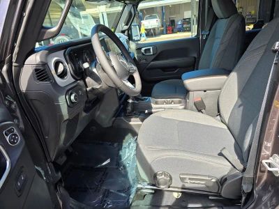 2025 Jeep Wrangler — photo 15 view