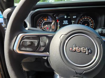 2025 Jeep Wrangler — photo 17 view