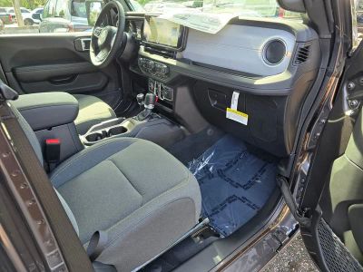 2025 Jeep Wrangler — photo 28 view