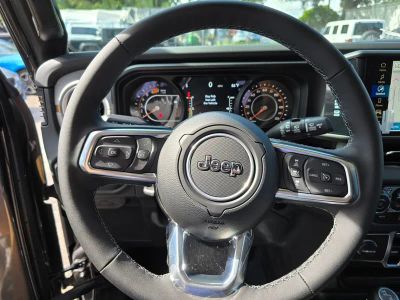 2025 Jeep Wrangler — photo 16 view