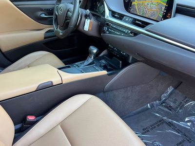 2020 Lexus ES - Photo 16
