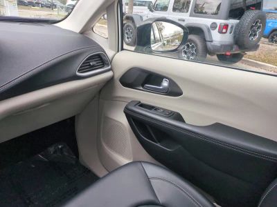 2024 Chrysler Pacifica — photo 18 view
