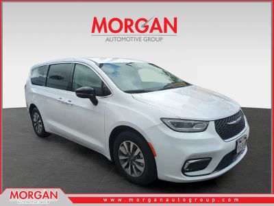 2024 Chrysler Pacifica Hybrid Select in Bright White Clearcoat — front three-quarter view