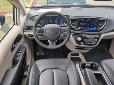 2024 Chrysler Pacifica — photo 17 view
