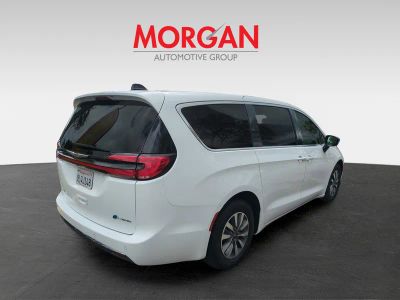 2024 Chrysler Pacifica — detail view