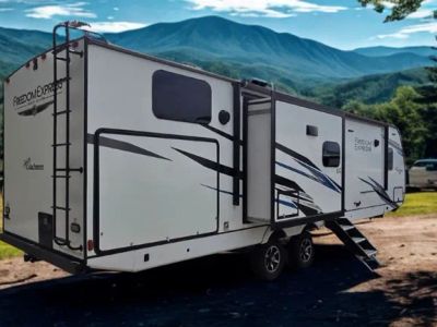 2022 Coachmen Freedom Express - Photo 2