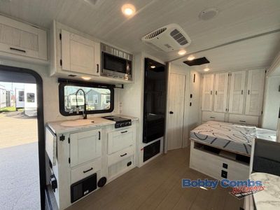 2024 EAST TO WEST Entrada M-Class - Photo 8