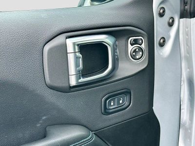 2024 Jeep Wrangler — photo 18 view