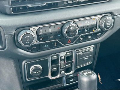 2024 Jeep Wrangler — photo 16 view