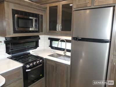 2022 Forest River Rockwood Ultra Lite — photo 7 view
