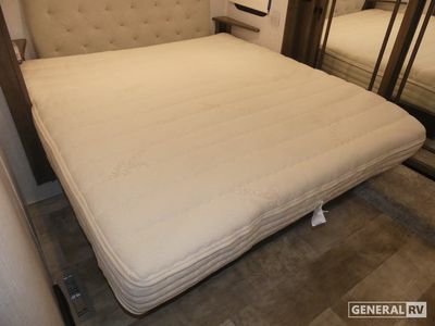 2022 Forest River Rockwood Ultra Lite — photo 10 view