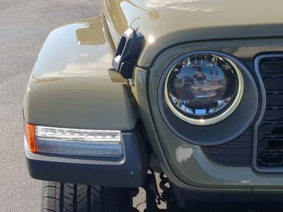 2026 Jeep Gladiator — photo 10 view
