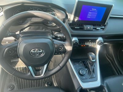 2025 Toyota RAV4 — photo 14 view