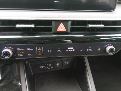 2025 Kia K5 - Photo 13