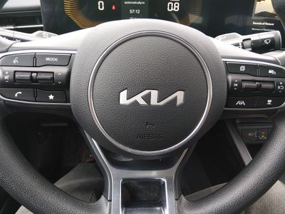 2025 Kia K5 - Photo 12