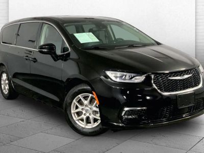 2024 Chrysler Pacifica Touring L in Diamond Black Cry — front three-quarter view