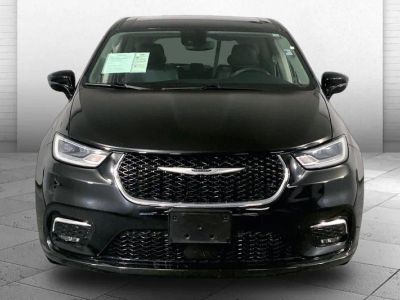 2024 Chrysler Pacifica — side profile view
