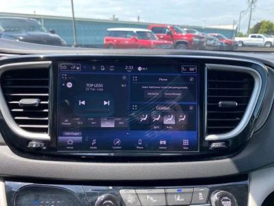 2024 Chrysler Pacifica — detail view