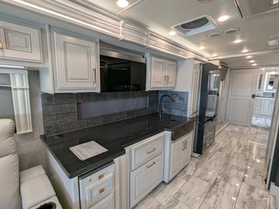 2026 Fleetwood Discovery LXE — photo 43 view