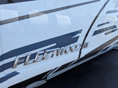 2026 Fleetwood Discovery LXE — photo 17 view