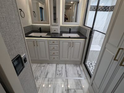 2026 Fleetwood Discovery LXE — photo 22 view