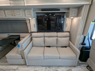 2026 Fleetwood Discovery LXE — photo 35 view