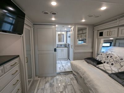2026 Fleetwood Discovery LXE — photo 16 view
