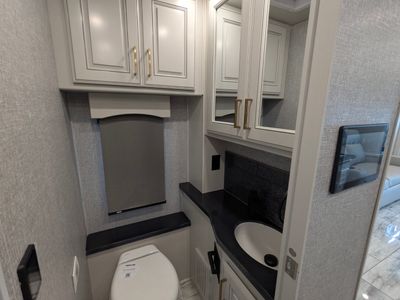 2026 Fleetwood Discovery LXE — photo 38 view