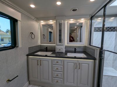 2026 Fleetwood Discovery LXE — photo 15 view