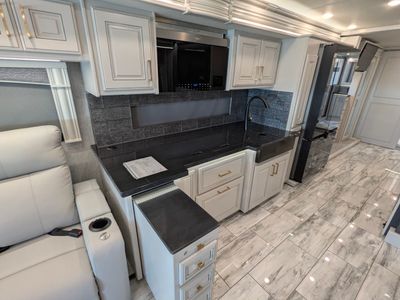 2026 Fleetwood Discovery LXE — photo 24 view