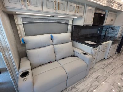 2026 Fleetwood Discovery LXE — photo 21 view