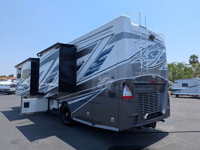 2026 Fleetwood Discovery LXE — front three-quarter view