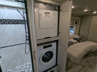 2026 Fleetwood Discovery LXE — photo 28 view