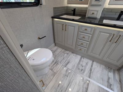 2026 Fleetwood Discovery LXE — detail view