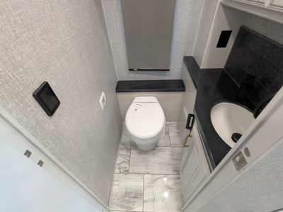 2026 Fleetwood Discovery LXE — photo 33 view