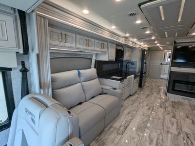 2026 Fleetwood Discovery LXE — photo 9 view