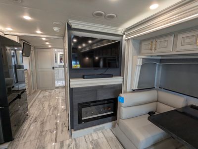 2026 Fleetwood Discovery LXE — photo 18 view