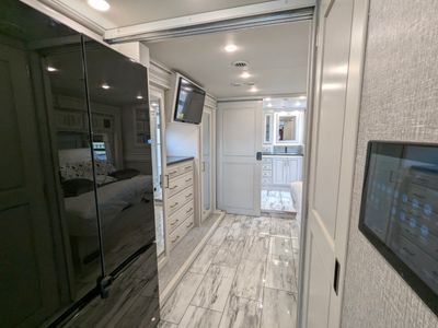 2026 Fleetwood Discovery LXE — photo 34 view