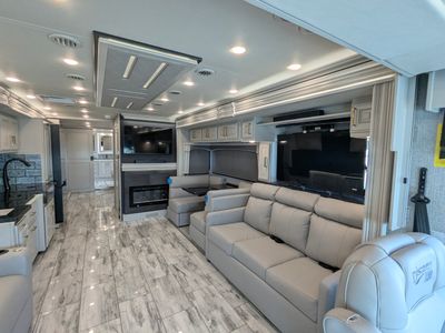 2026 Fleetwood Discovery LXE — photo 32 view