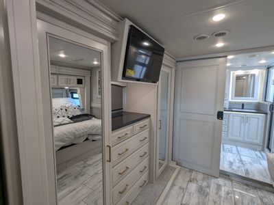2026 Fleetwood Discovery LXE — photo 13 view