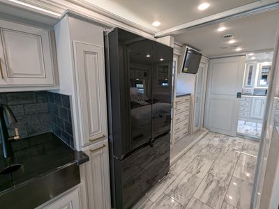 2026 Fleetwood Discovery LXE — photo 14 view