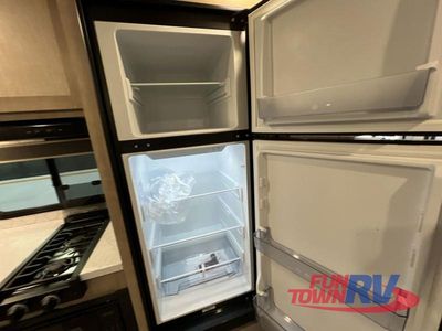2025 Ember RV E-Series - Photo 19
