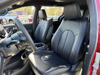 2026 Chrysler Pacifica — photo 11 view