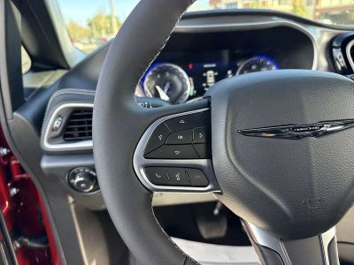 2026 Chrysler Pacifica — photo 15 view