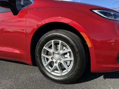 2026 Chrysler Pacifica — photo 10 view