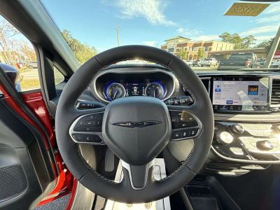 2026 Chrysler Pacifica — photo 14 view