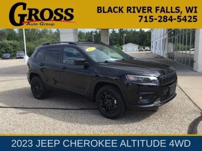 2023 Jeep Cherokee Altitude in Diamond Black Crystal Pearlcoat — front three-quarter view