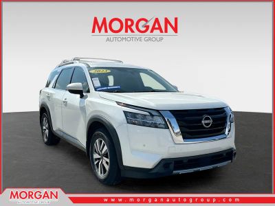 2023 Nissan Pathfinder SL in White — front three-quarter view