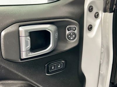 2024 Jeep Wrangler — photo 13 view