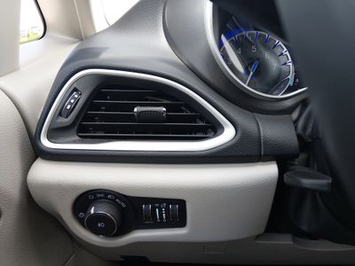 2024 Chrysler Pacifica — photo 12 view